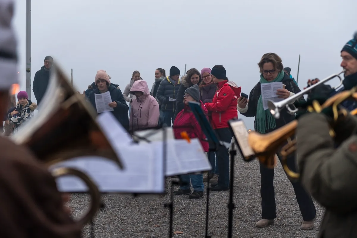 Bläser und Menschen, die singen.